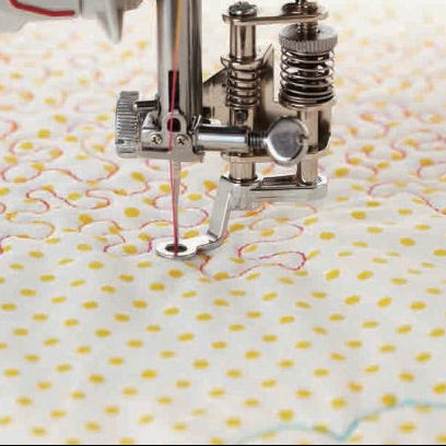 Frihåndsquiltefot syr i prikkete stoff